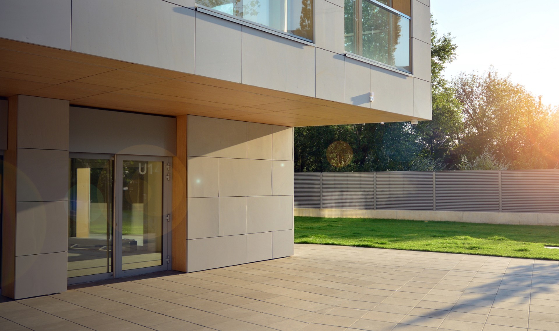 Gros plan sur la terrasse d'une maison design