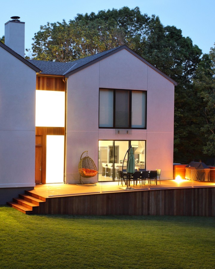 Une maison contemporaine avec terrasse le soir