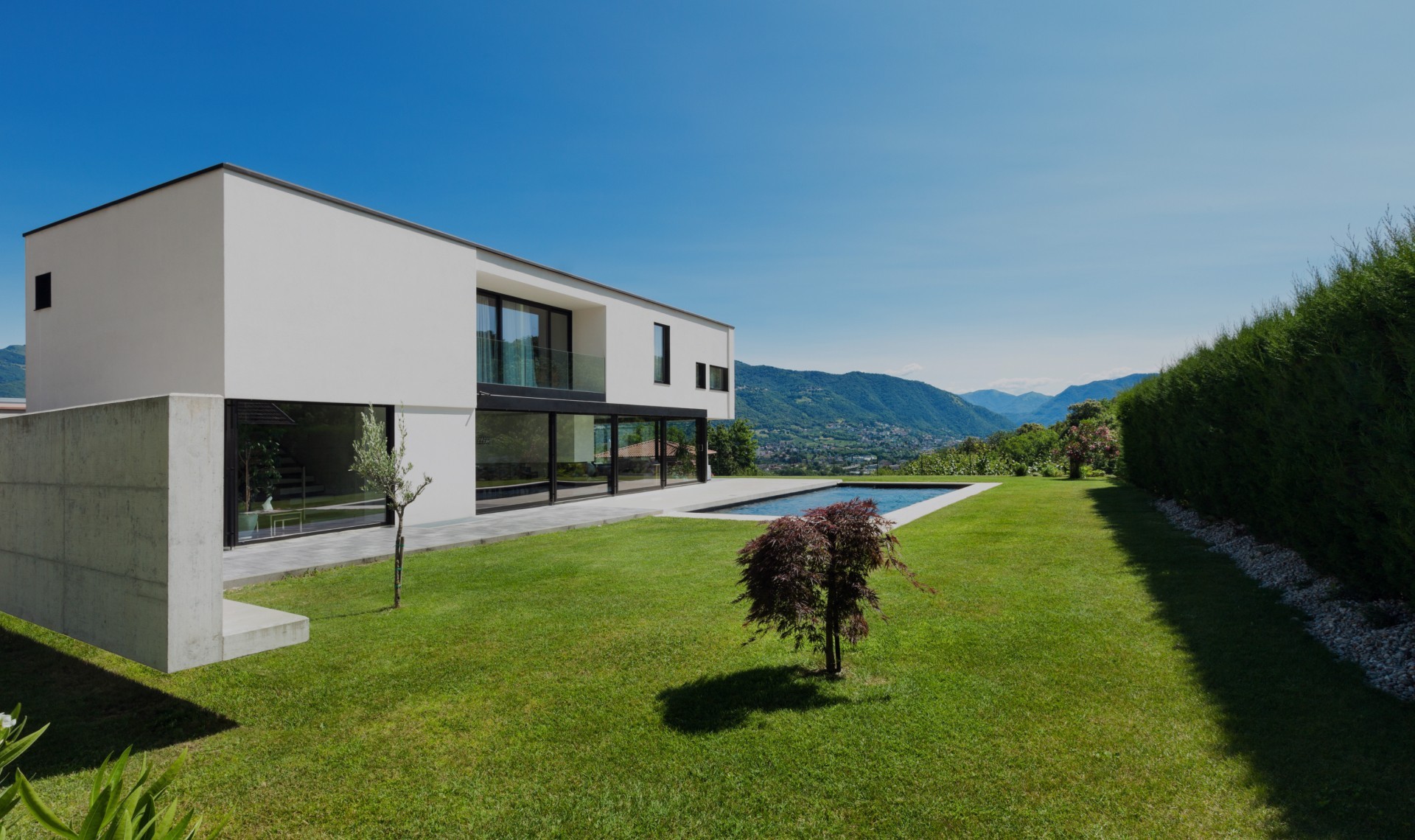 Maison moderne avec beaucoup de baies vitrées